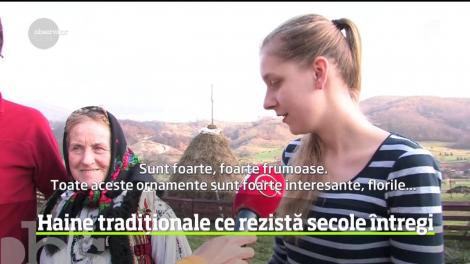 Străinii sunt mai interesaţi de portul nostru popular decât românii