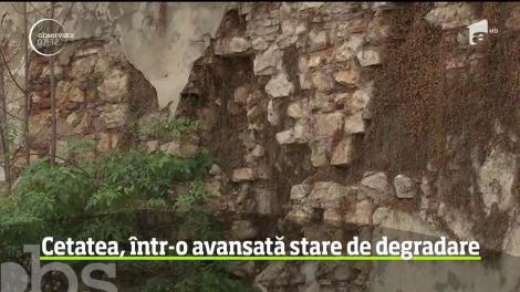 Cetatea de pe dealul Straja din judeţul Braşov, unul dintre simbolurile zonei. Datează din 1524, are o istorie bogată, dar este într-o stare avansată de degradare