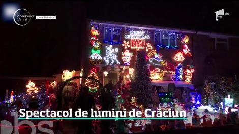 De 17 ani, în casa unui britanic, Crăciunul vine cu o lună mai devreme. Zecile de mii de beculeţele fac din locuinţa lui o atracţie pentru sute de oameni