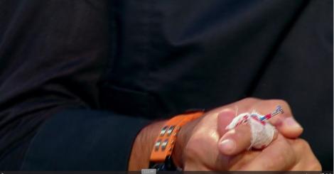 Chef Sorin Bontea țipă de durere. Un cui i-a străpuns un deget!