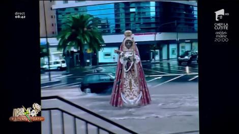 Smiley News. Statuia Fecioarei Maria a ieșit la plimbare prin trafic