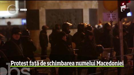 Mii de persoane s-au adunat în faţa parlamentului din Skopje, pentru a protesta faţă de schimbarea numelui oficial al Macedoniei