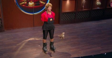 Marga Glăvan, pensionara care gătește pe role: ”Stau pe role și la toaletă! Mă consider regina rolelor!”