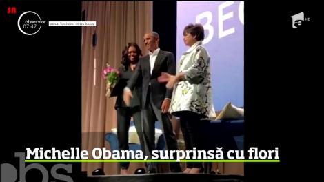 Michele Obama a fost suprinsă cu flori, în fața unei mulțimi de oameni, chiar de către soțul său, fostul președinte american Barack Obama