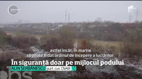 Un pod din Cluj e un real pericol pentru şoferi. Asfaltul s-a desprins efectiv de trotuarul de pe margine, iar maşinile circulă doar pe axul drumului