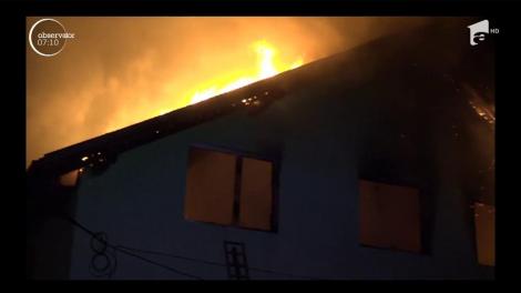 Un bărbat de 65 de ani cu paralizie, din localitatea Schitu Goleşti, judeţul Argeş, a rămas pe drumuri, după ce locuinţa sa a fost distrusă de un incendiu