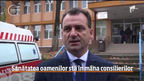 Protest inedit în faţa Spitalului Municipal Orşova! Managerul unităţii medicale a scos maşinile vechi la poartă