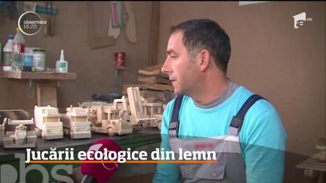 Un meșter popular din Tg. Mureș face jucării ecologice din lemn