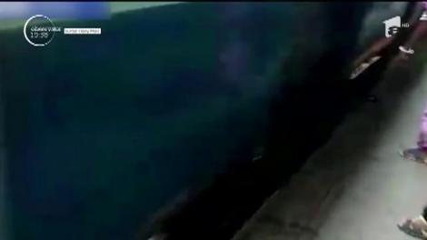O fetiţă de un an a supravieţuit ca prin minune după ce un tren de mare viteză a trecut peste ea. A rămas blocată între şine şi peron, iar mama ei a privit totul