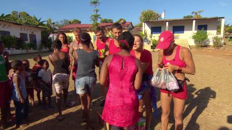 Impresionant! ”Crocodilii” primesc ajutor din partea localnicilor. Lola Crudu: ”Nu au multe, poate nici nu știu că există mai mult..., dar ei sunt fericiți”