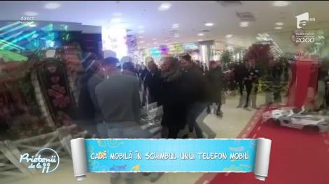 Au plătit un telefon mobil cu o cadă plină cu monede