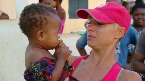 Echipa sportivilor, marcată până la lacrimi după întâlnirea cu câțiva copii. Lola Crudu: ”O fetiță rodea plastic... Rodea plastic! Credea că e mâncare...”