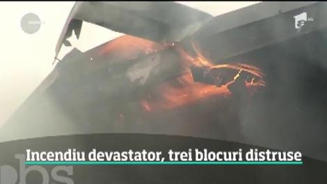 Trei blocuri noi au ars lângă Capitală, într-un incendiu care a lăsat peste 100 de oameni fără locuinţe