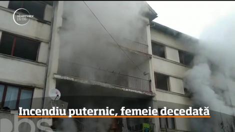 Incendiu puternic într-un bloc de locuinţe sociale din Slatina. O femeie a murit