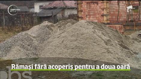 Lăsaţi fără case de natură, oamenii din Goleşti sunt din nou fără acoperiş, de data asta din cauza hoţilor