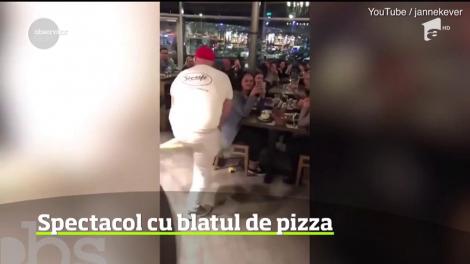Spectacol cu blatul de pizza într-un restaurant din Germania
