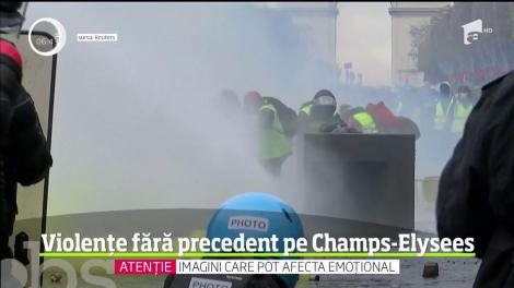 Violențe pe Champs-Elysees. După lasărea serii protestatarii au început să distrugă şi să incendieze tot ce au întâlnit în cale!