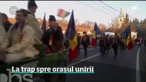 Cu o săptămână înainte, sute de tineri, bătrâni şi copii au plecat spre oraşul Marii Uniri cu căruța!