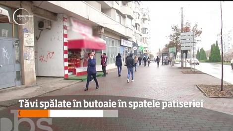 O angajată a unei covrigării din Slatina a fost filmată în timp ce spăla în nişte butoaie murdare tăvile în care se pun produsele de patiserie