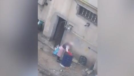 Imagini revoltătoare! Ce făcea angajata unei covrigării cu produsele de patiserie ce urmau să fie vândute