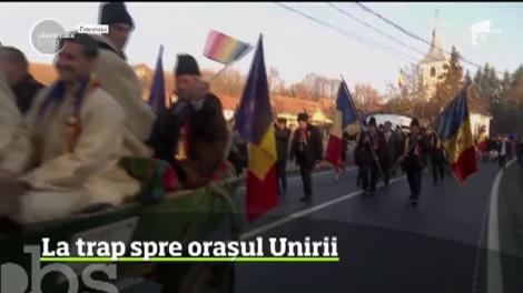 Sute de tineri, bătrâni şi copii, la trap spre orașul Unirii