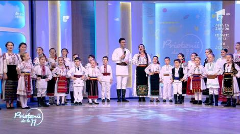 Mărioara Man Gheorghe, Grigore Gherman și grupul "Mlădițe ilfovene" cântă piese din reporteriul folcloric, în platoul de la "Prietenii de la 11"