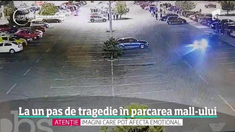 Cursă de infarct în parcarea unui mall din Capitală! Un tânăr de 25 de ani a fost la un pas de a intra cu maşina în mulţime
