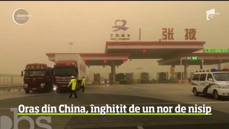 Imagini spectaculoase și înfiorătoare! Un oraș din China a fost înghițit de un nor de nisip - VIDEO
