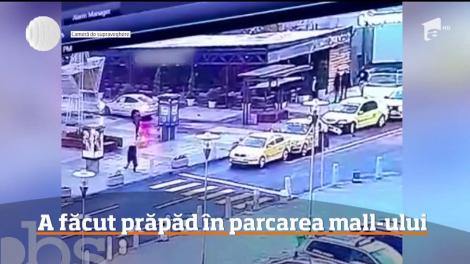 Imagini incredibile în parcarea unui centru comercial din nordul Capitalei. Un şofer vitezoman a spulberat două taxiuri şi a ajuns cu bolidul de lux în faţa unei cafenele
