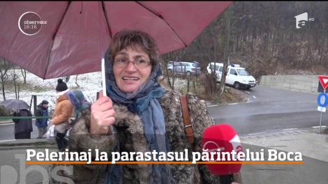 Mănăstirea Prislop este loc de pelerinaj pentru mii de oameni! Toţi au înfruntat frigul şi ninsoarea ca să ajungă la mormântul părintelui Arsenie Boca