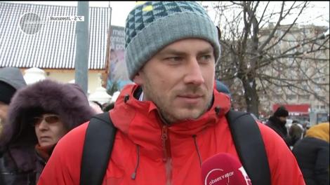 Iarna grea nu i-a descurajat pe credincioşii care s-au aşezat răbdători la coadă, în a patra zi de pelerinaj la Catedrala Mântuirii Neamului