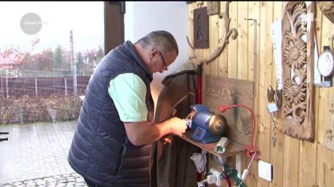 An de an, un bărbat din Mureș poposeşte la Târgul de Crăciun din Capitală unde îşi vinde creaţiile făcute peste an
