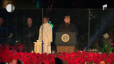 În Statele Unite, preşedintele Donald Trump şi soţia sa au condus ceremonia aprinderii luminiţelor în marele pom de Crăciun ridicat în grădina Casei Albe