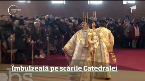 Sute de credincioşi au dăr&acirc;mat gardurile jandarmilor şi au forţat intrarea &icirc;n Catedrala M&acirc;ntuirii Neamului