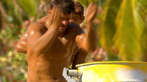 Jocul pentru teritoriu a fost câştigat de echipa galbenă! Lemurii merg în satul malgaş