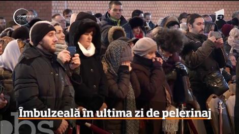 Ultima zi de pelerinaj la Catedrala Mântuirii Neamului din Capitală. Oamenii s-au îmbrâncit, speriați că nu vor mai putea să intre