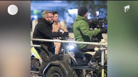 Actorul român Sebastian Stan, gol puşcă pe scuter, pe străzile din Atena!