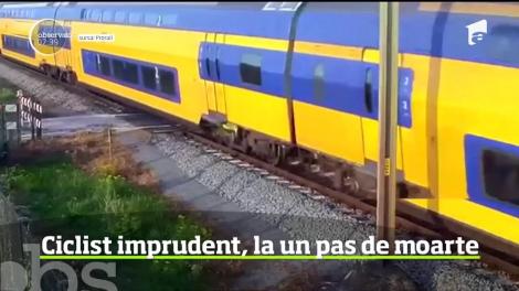 Un biciclist din Olanda a scăpat cu viaţă în ultima clipă după ce a traversat o cale ferată chiar prin faţa unui tren care se apropia cu mare viteză