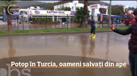 Vremea extremă a făcut ravagii în Turcia! Unul dintre orașele frecventate de mulți români a fost aproape distrus de potop: “Abia am reuşit să scăpăm“