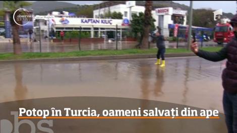 Potop în Turcia, oameni salvați din ape