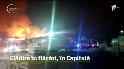 O clădire a fost cuprinsă de flăcări, pe Şoseaua Bucureşti- Ploieşti