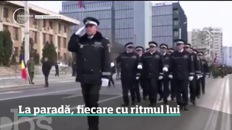 Agenţii de la Poliţia locală din Iaşi au defilat fără nicio sincronizare cu muzică militară