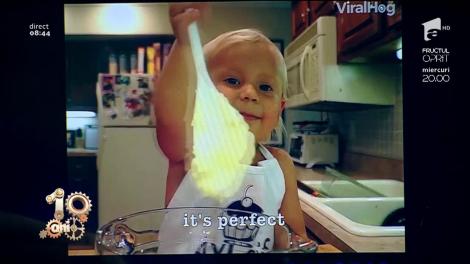 Cum gătește un bebeluș de doi ani! Copilul e un adevărat fenomen al bucătăriei!