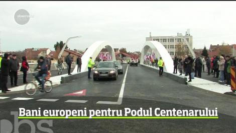 Podul Centenarului din Oradea, un proiect lăudat de la Bruxelles pentru modul de absorbţie a fondurilor europene, a fost deschis pentru traficul rutier