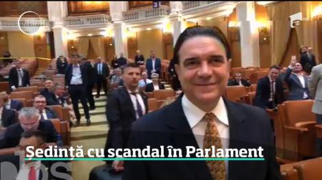 Ședință cu scandal în Parlament. Opoziţia a făcut şedinţă paralelă în sala de plen cu proprile boxe şi microfon