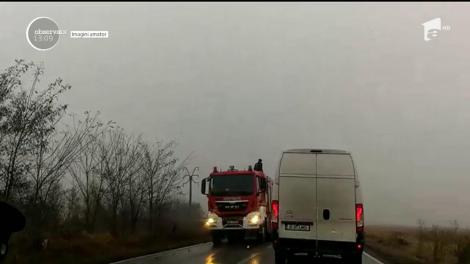 Pericol pe DN1B!  O cisternă a început să piardă motorină, după ce a derapat şi s-a lovit de marginea drumului