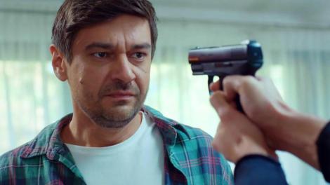 Alex îl amenință cu pistolul pe Adrian: "Trage!"