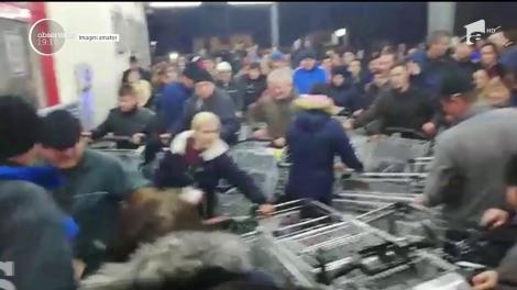 Bătaie pe carne mai ieftină. Imagini uluitoarte în faţa unui magazin din Baia Mare