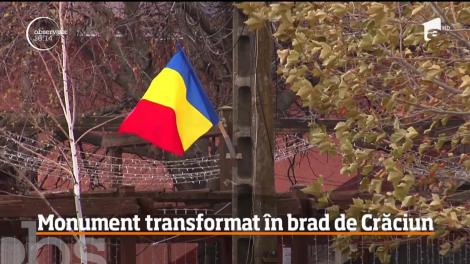 Monument transformat în brad de Crăciun!