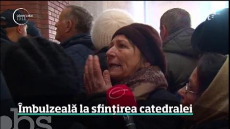 Credincioșii, lupte corp la corp cu jandarmii! Mii de oameni s-au îmbulzit la sfinţirea noii Catedrale Arhiepiscopale din Curtea de Argeş